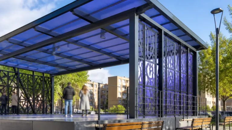 Bilbao instala una nueva cubierta en la plaza Betolaza para uso vecinal y cultural
