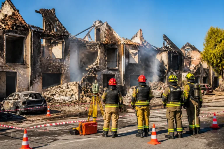 Bomberos inspeccionan las viviendas afectadas por el incendio en La Bisbal d'Empordà