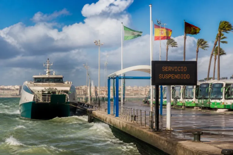 Cádiz: suspendido el catamarán a Rota este domingo por aviso de viento
