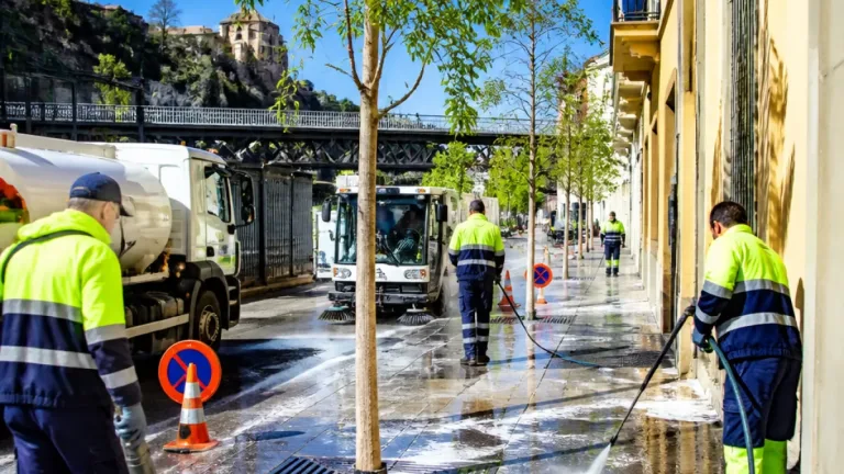 Campaña de limpieza intensiva recorre varios barrios de Cuenca y exige restricciones de aparcamiento