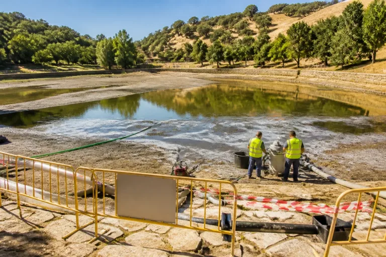Cañaveral de León aplaza el baño en su laguna municipal mientras finaliza la limpieza
