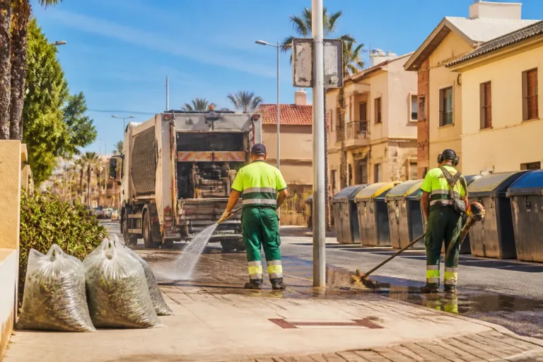 Cartagena activa un refuerzo de limpieza estival con 20 operarios más al día