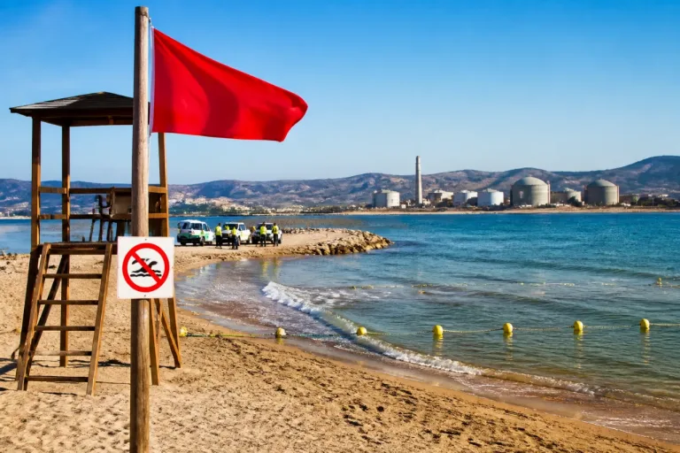 Cartagena afronta incertidumbre en sus playas tras tres cierres al baño en una semana