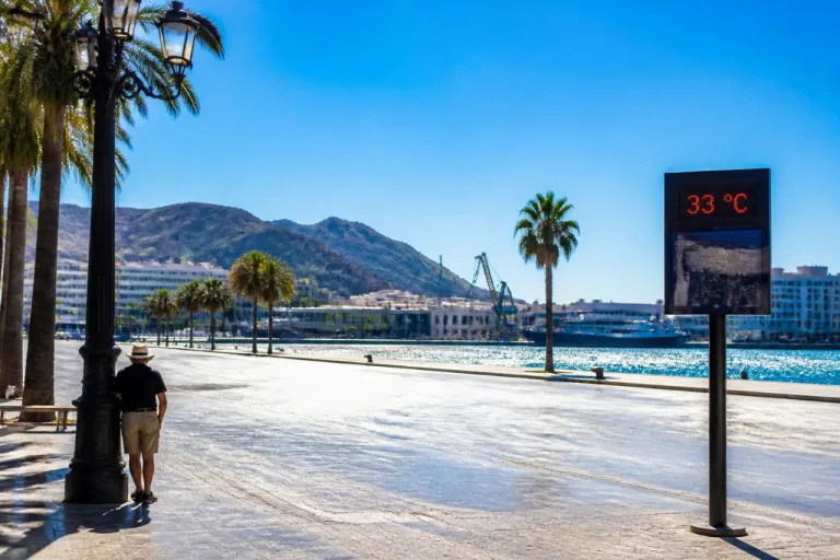 Cartagena en alerta amarilla por calor: máximas de 33 °C y sensación de 35 °C
