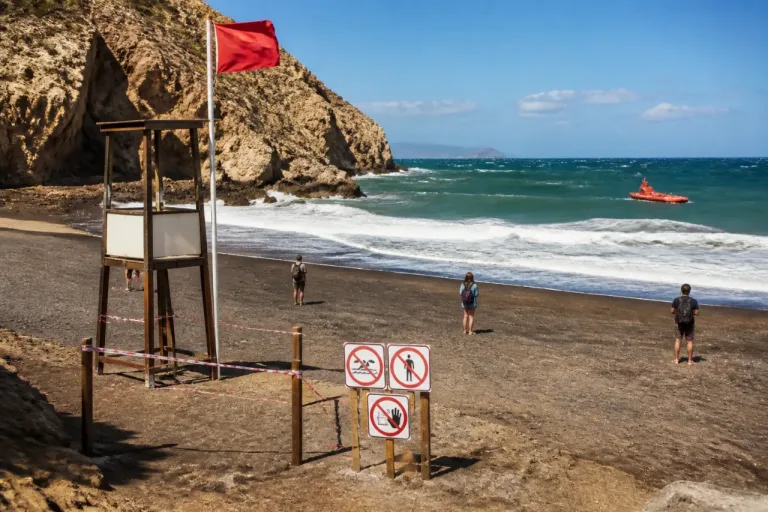 Cartagena: prohíben el baño en Cala Reona tras izarse la bandera roja