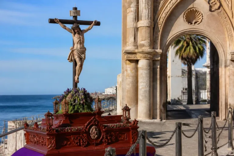 Centenares de ceutíes despiden al Cristo del Puente antes de su restauración en Sevilla