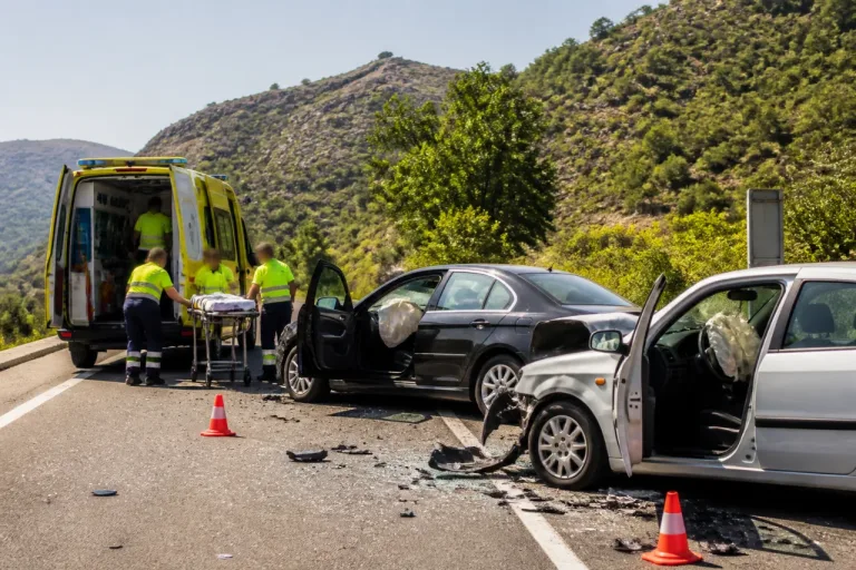 Colisión en la OU-533 en O Bolo deja tres heridos y moviliza a varios servicios de emergencia