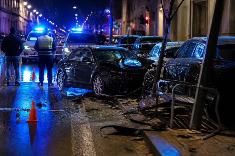 Conductor ebrio causa daños en al menos cuatro vehículos en Burgos y circuló en sentido contrario