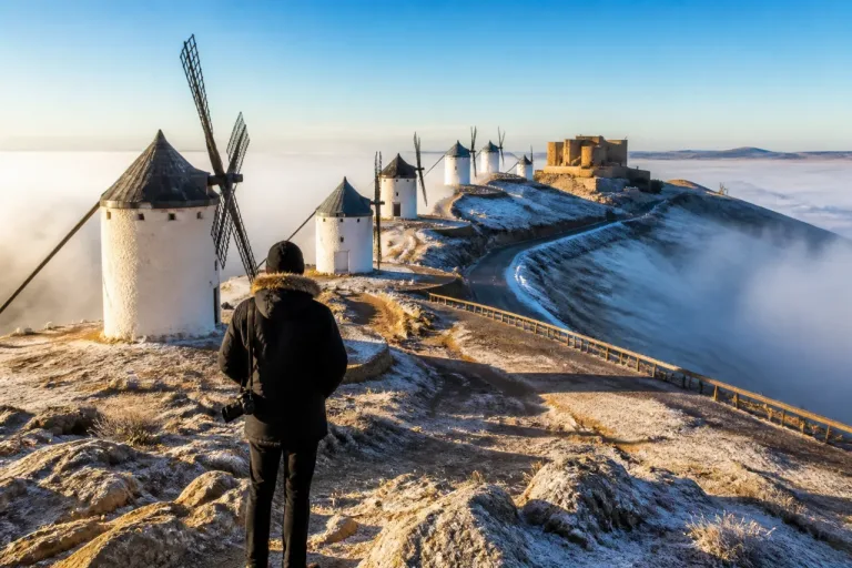 Consuegra: el paisaje invernal que transforma los molinos y el castillo en un reclamo sereno