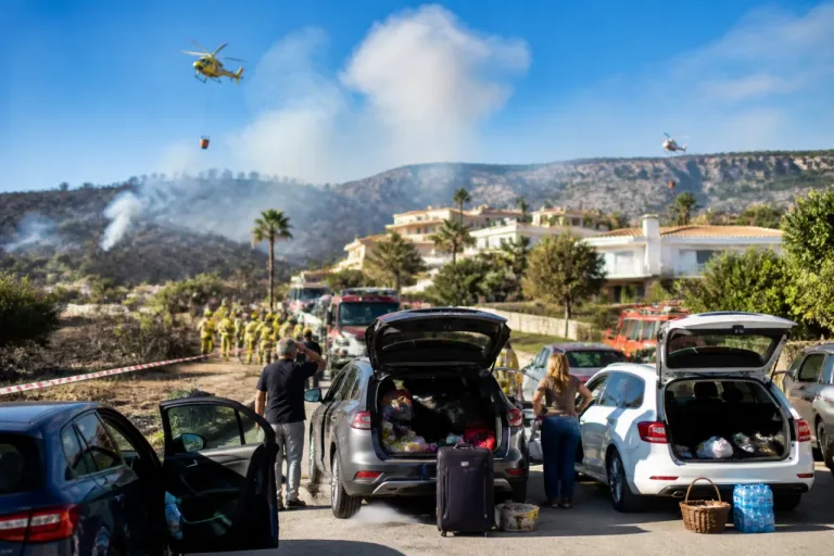 Controlado el incendio en el Corral del Petiquillo tras evacuaciones y cuatro rescates