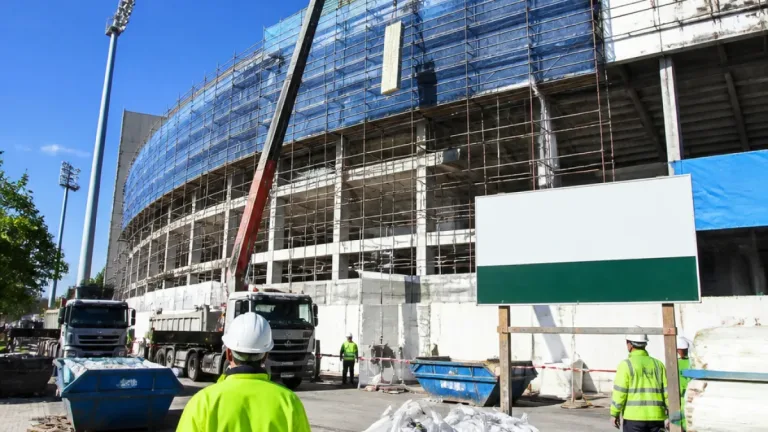 Córdoba inicia las obras para cerrar las fachadas de El Arcángel con más de 1,2 millones