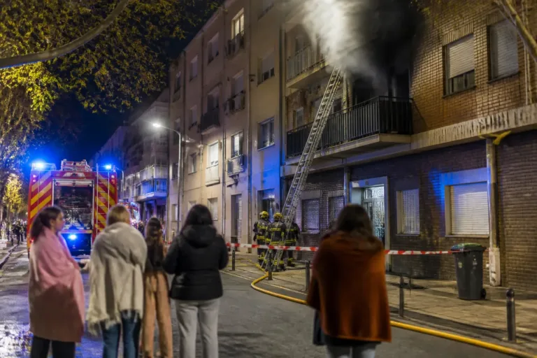 Desalojadas unas cincuenta personas por un incendio en una vivienda de la calle Valladolid