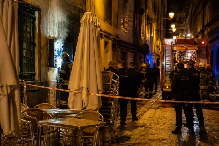 Desalojo nocturno en A Coruña por un conato de incendio en un local de San Andrés