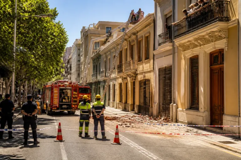 Desprendimiento de tejas en Albacete obliga a cortar tráfico en Federico García Lorca
