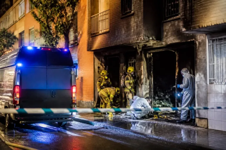 Detenido en Mijas el novio de la mujer hallada muerta junto a su hija tras un incendio