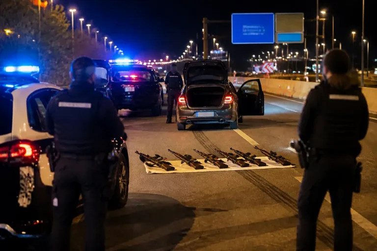 Detenidos cuatro hombres tras una persecución por Alicante con ocho fusiles AK-47 en el coche