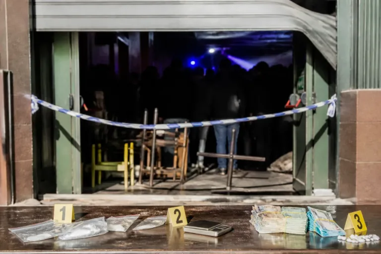 Detenidos en Arona el propietario y el encargado de un pub por tráfico y riesgo en Las Verónicas