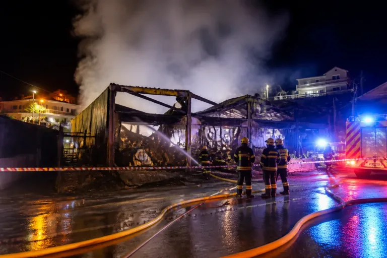 Devastada una nave de carpintería naval en O Grove tras un incendio nocturno