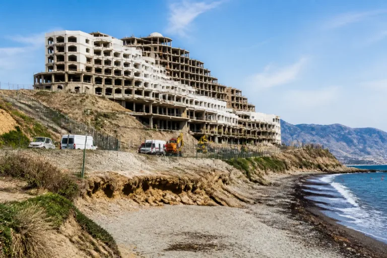 El Algarrobico: impulso para el derribo reclamado para proteger el litoral de Almería