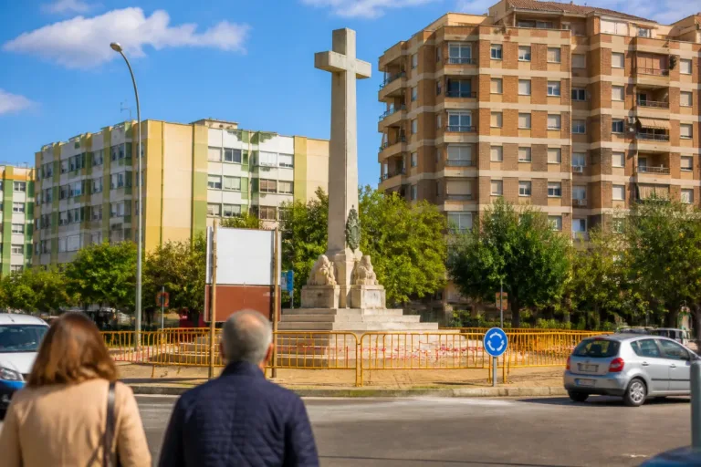 El Ayuntamiento de Cáceres entra en la batalla judicial por la Cruz de los Caídos