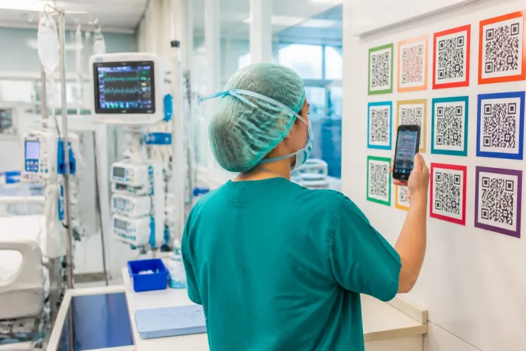 El Hospital Infanta Elena de Huelva digitaliza protocolos con QR para reforzar la seguridad