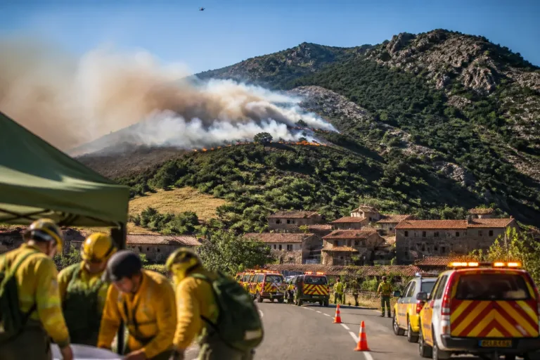 El incendio de Ribota de Sajambre remite y mantiene confinado al pueblo pese a la reapertura de la carretera