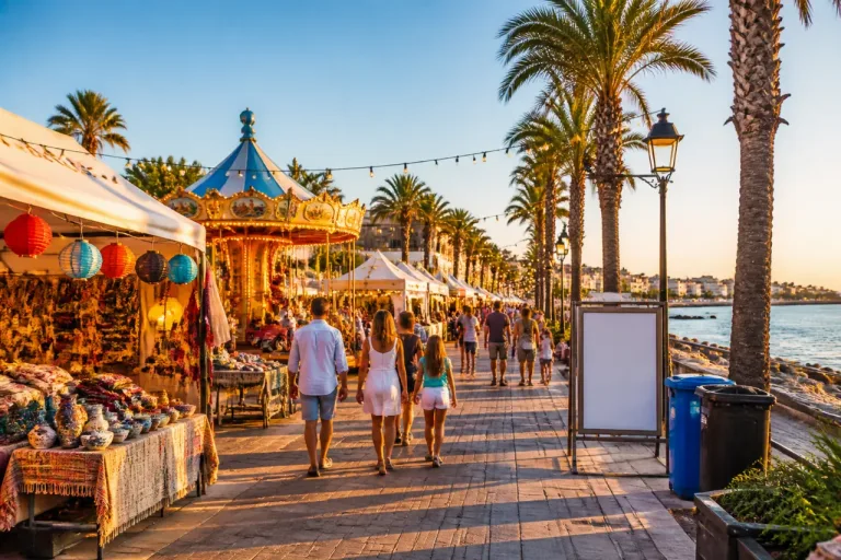 El mercadillo de verano refuerza el paseo marítimo de Estepona con una treintena de puestos
