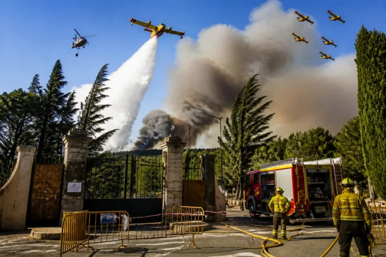 El Plan Infoca moviliza 50 efectivos y ocho aeronaves para dos incendios en Sevilla