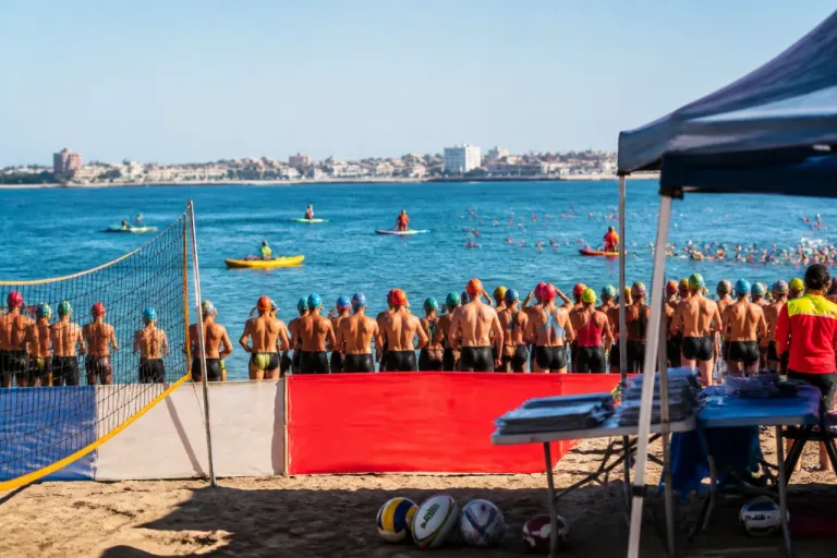 El Puerto de Santa María reúne a 250 deportistas en la XVII Travesía a Nado y jornada solidaria