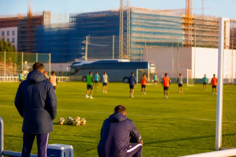 El Rayo entrena en Fuenlabrada mientras Vallecas mejora sus instalaciones