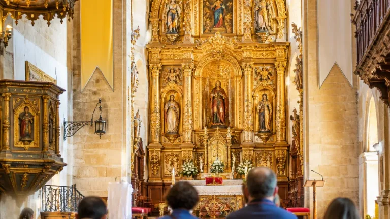 El retablo mayor de San Martín del Río recupera su esplendor tras una restauración de 127.000 euros