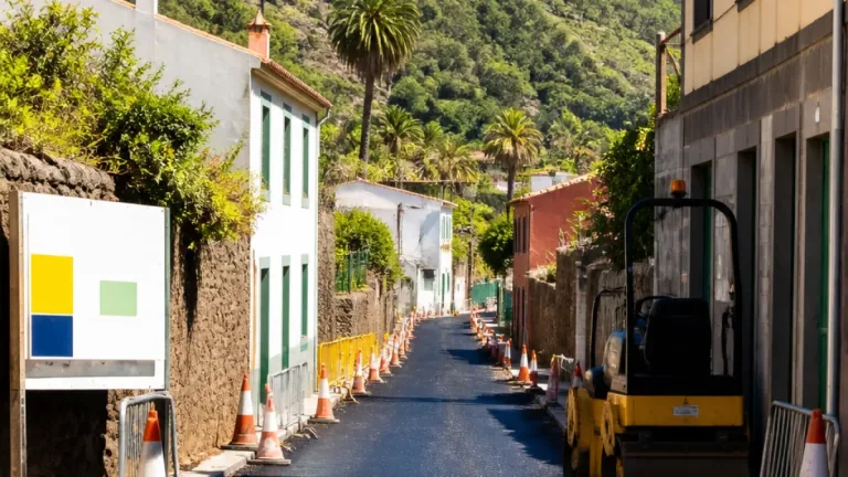 El Suculum estrena nuevo firme en la calle Pimentel tras años de reclamaciones vecinales