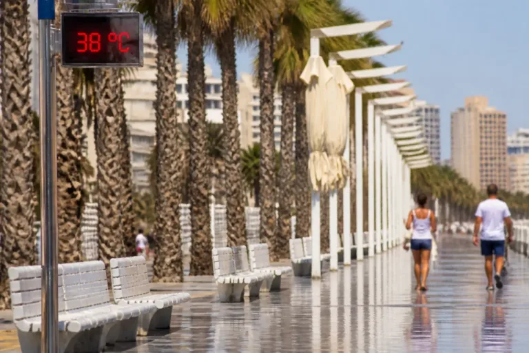 Alerta naranja en Valencia por máximas de hasta 38 °C: recomendaciones y evolución
