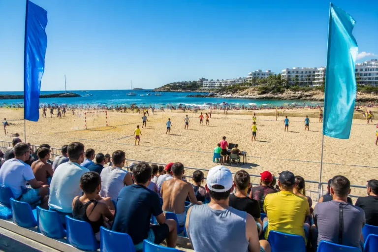 El torneo de beachpolo de Port des Torrent reúne a equipos nacionales y valencianos