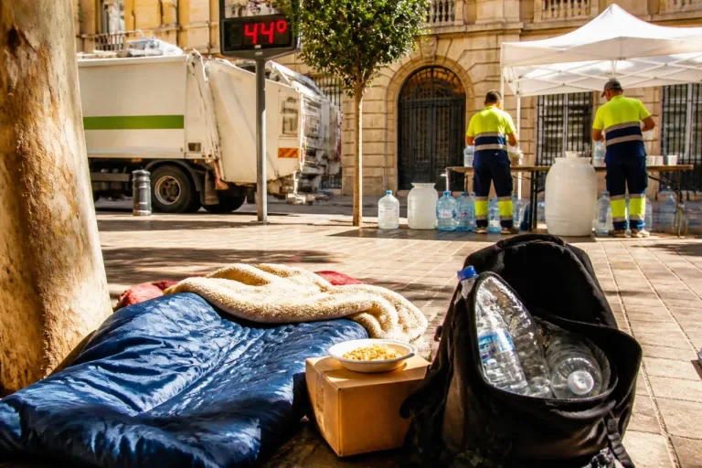 En Cádiz, la ola de calor pone en riesgo a 192 personas sin hogar, alerta Derechos Humanos