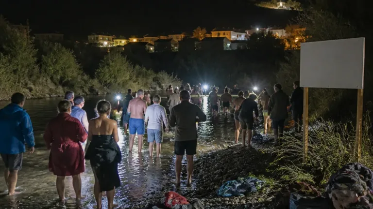 En El Robledo la Nochevieja culmina con el baño ritual en el río Bullaque