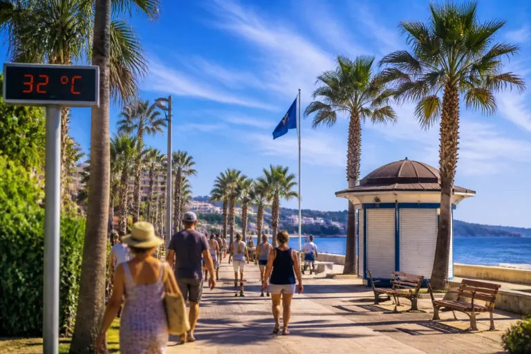 Estepona afronta un domingo con cielos despejados y máximas en 32 ºC