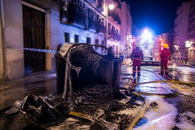 Explosión en Benito Corbal alarma a vecinos de Pontevedra y calcina un contenedor