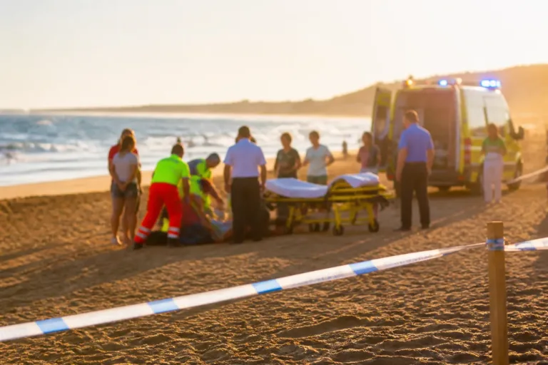 Fallece un hombre de 79 años tras ser rescatado inconsciente en la playa de Mazagón