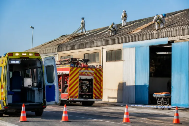 Fallece un trabajador de 24 años en Tarragona mientras retiraba una cubierta de uralita