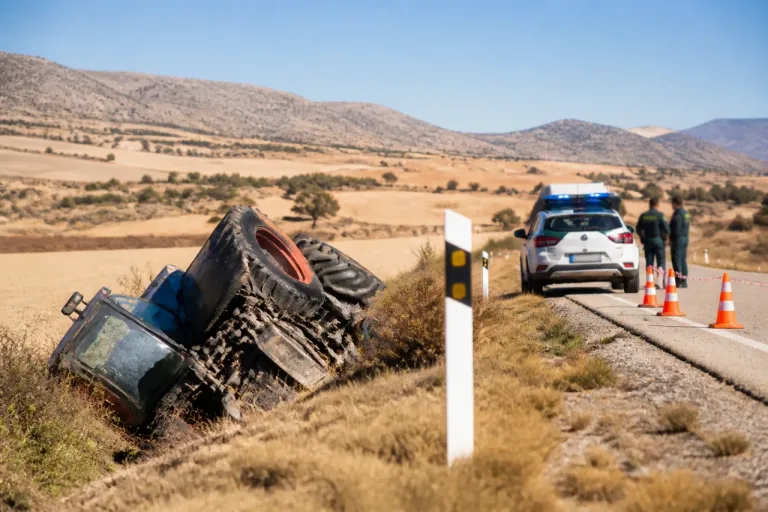 Fallece un vecino de Muniesa tras volcar su tractor en la A-222 en Teruel