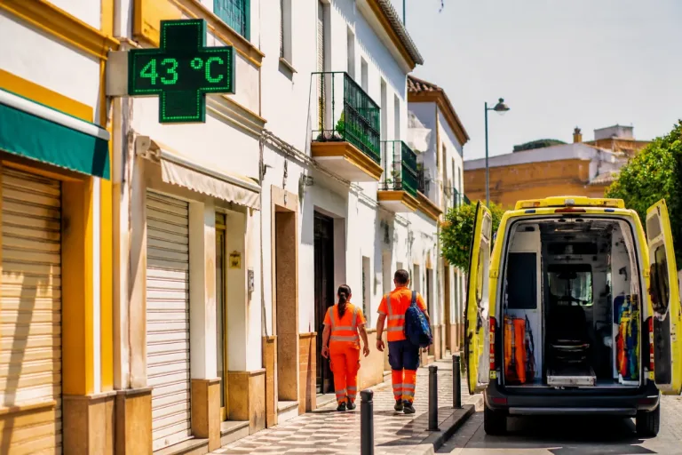 Fallece una mujer por golpe de calor en Sanlúcar la Mayor: alerta en Sevilla por la ola