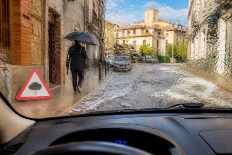 Fuerte tromba sobre Calatayud tras días de calor extremo obliga a extremar precauciones