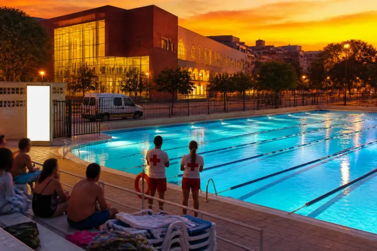 Gandia abre piscinas y habilita refugios ante la primera alerta roja por calor