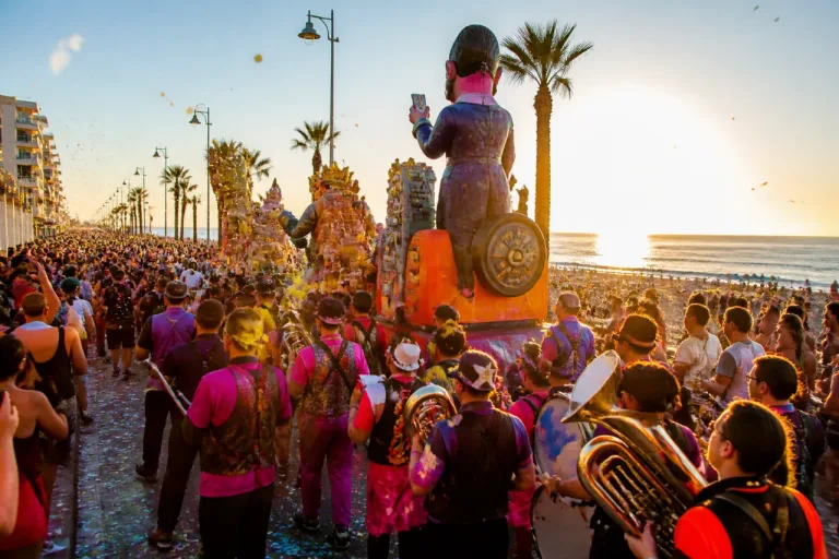 Gandia celebra por primera vez la Cabalgata del Ninot en julio y junto al mar