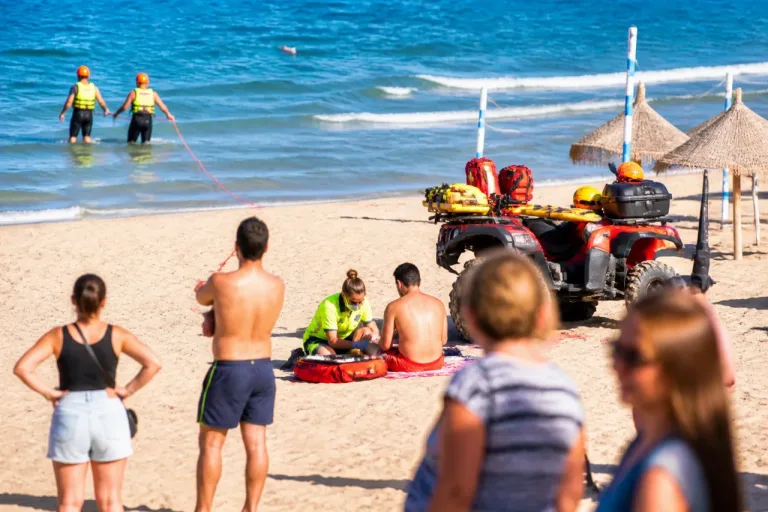 Gandia: Policía Local salva a tres bañistas en la playa tras intervención rápida
