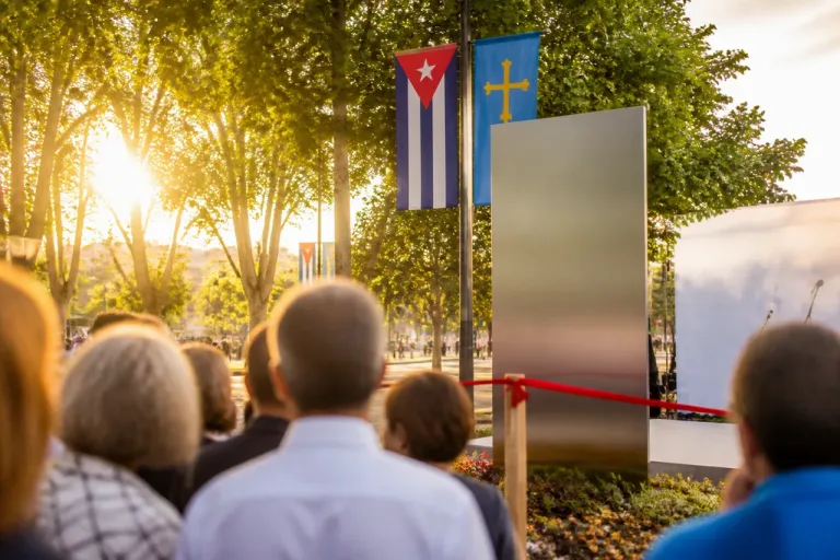 Gijón dedica los Jardines Alicia Alonso y abre el Encuentro estatal con Cuba