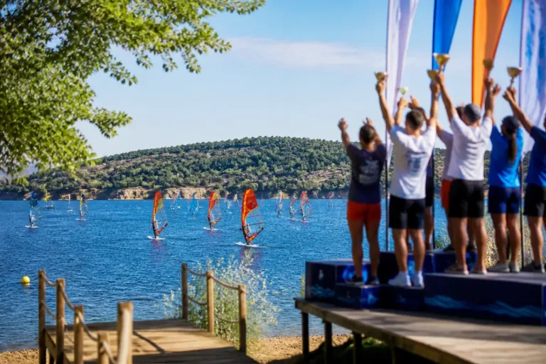 Gran jornada de windsurf en Entrepeñas: triunfo femenino y podios para deportistas de Colmenarejo