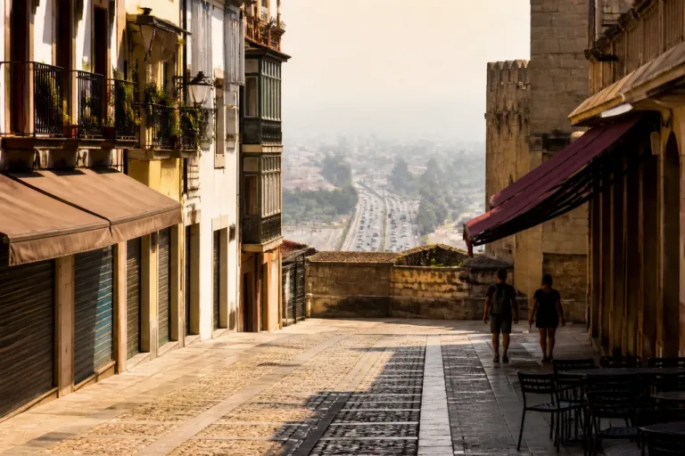 Granada se vacía en el arranque de julio entre ola de calor y éxodo a la costa