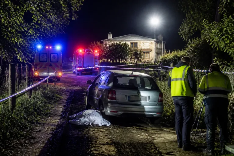 Hallan muerto a un hombre bajo su coche en una finca de Mondoñedo; investigan las causas
